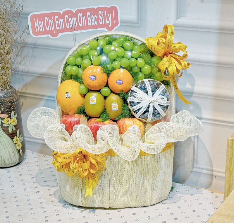 Giỏ trái cây cảm ơn bác sĩ nên đặt mẫu có sẵn hay tự chọn?